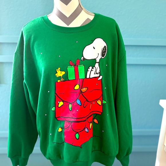 Peanuts Women's Green Snoopy Woodstock Christmas Long Sleeve Pullover Sweatshirt - Picture 1 of 5